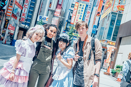 秋叶原日本街头穿女仆装的少女背景