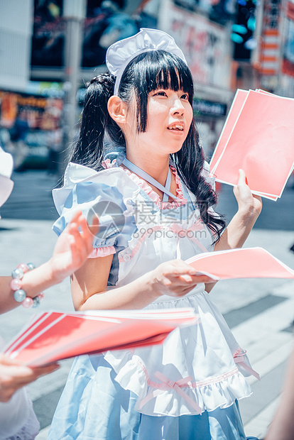 日本街头穿女仆装的少女发传单图片