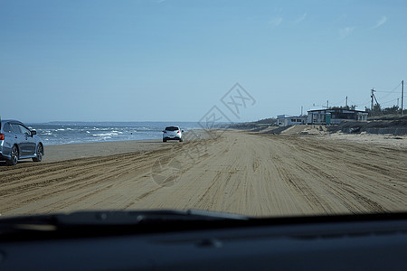 汽车驾驶在海边图片