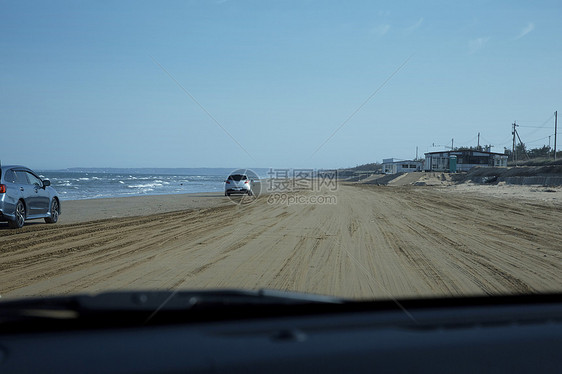 汽车驾驶在海边图片