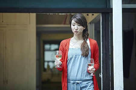 拿着酒的女人图片