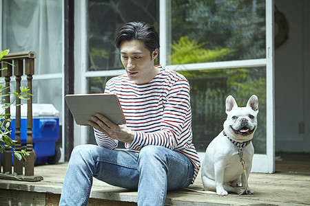 午后阅读的男人和宠物狗图片