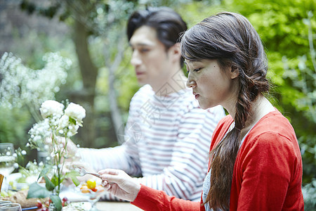 年轻情侣在户外野餐享受美食图片