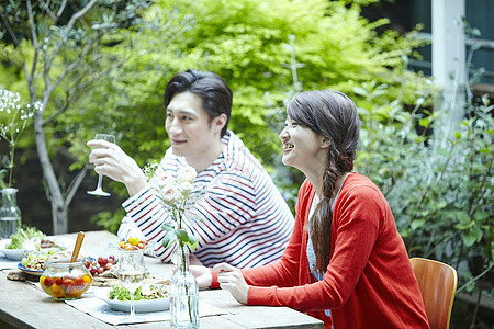 开心交谈的情侣在露天吃饭图片
