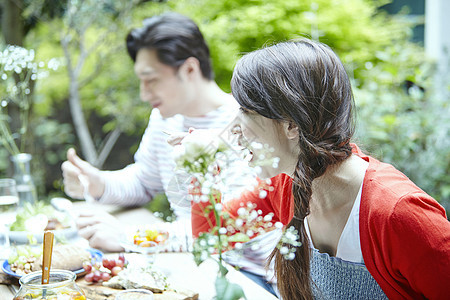 新婚夫妻户外享受美食图片