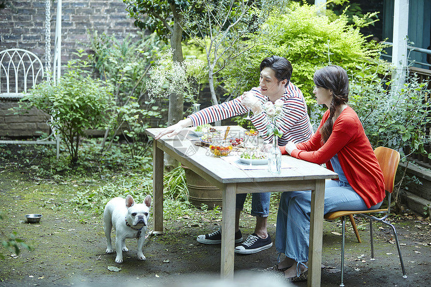 新婚夫妻户外享受美食图片