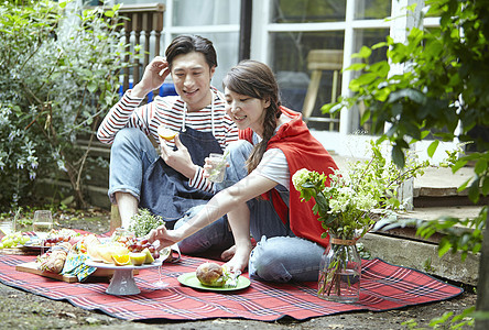 年轻夫妻享受户外野餐美食图片