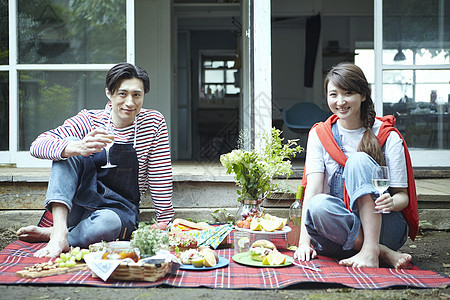 年轻夫妻享受户外野餐美食图片