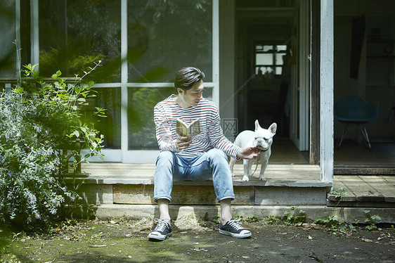 男人享受假期和狗狗一起在户外图片