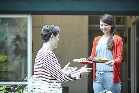 情侣在户外享受美食图片