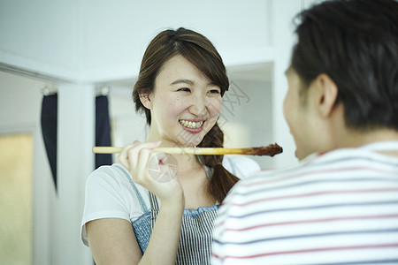 在家做饭的年轻夫妻图片