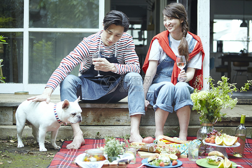 年轻夫妻在户外野餐享受美食图片