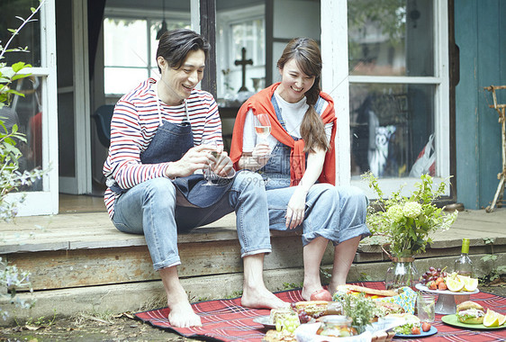 年轻夫妻在户外野餐吃美食图片