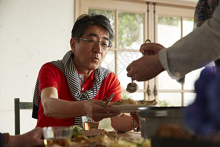 中老年男性在聚会用餐图片