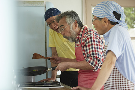 中老年男性聚会烹饪食物图片
