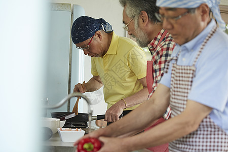 中老年男性聚会烹饪食物图片