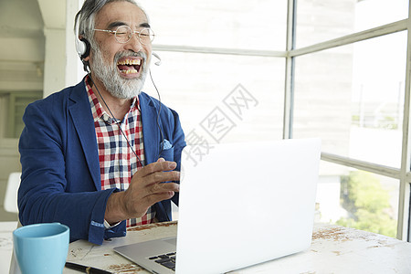 老年人电脑在线课堂学习图片