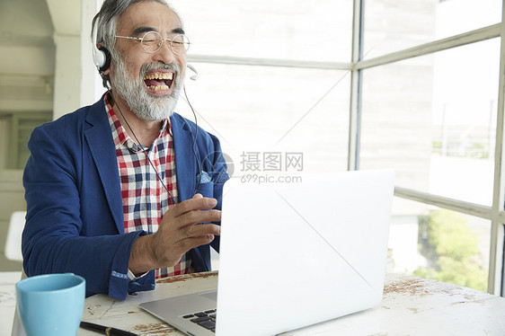 老年人电脑在线课堂学习图片