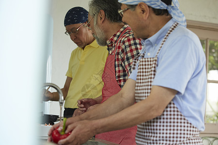 中老年男性好友烹饪食物图片
