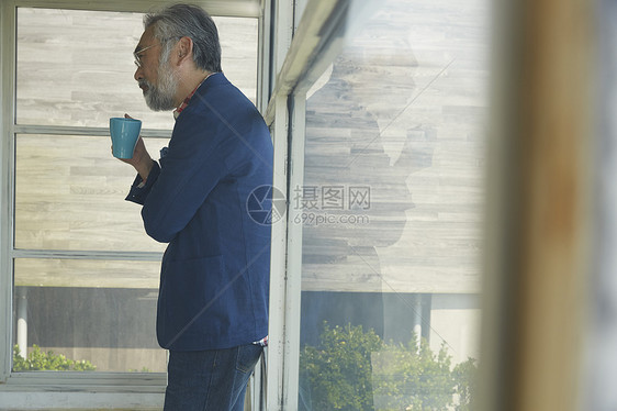 中老年男性喝咖啡形象图片