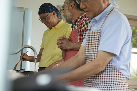 中老年男性好友厨房烹饪食物图片