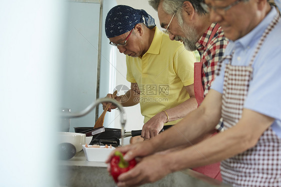 围着围裙料理美食的三个年长男性图片