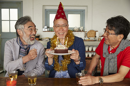三个年长男性在家中聚会庆祝生日图片
