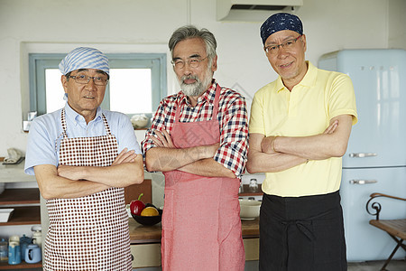 厨房里烹饪美食的中老年男性形象图片