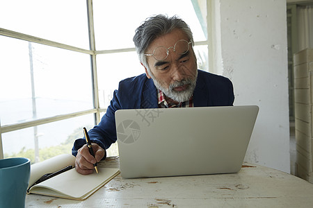 认真学习电脑的的年老的男人图片