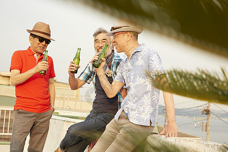 三个快乐的老人聚餐喝酒图片