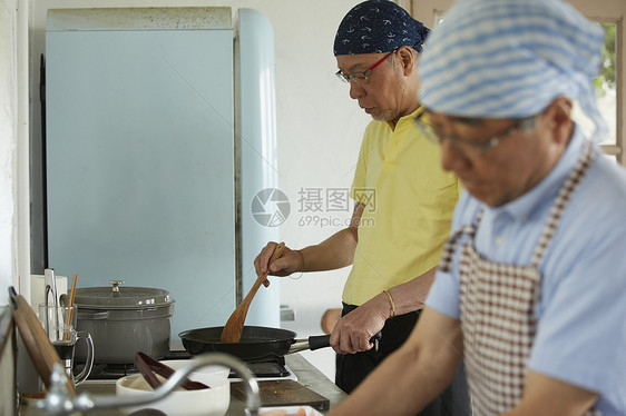 参加烹饪课的老年人图片