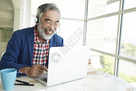 电脑线上的老年男性图片