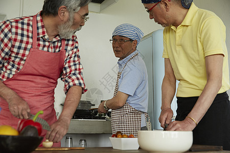 60几岁的老人学习料理图片