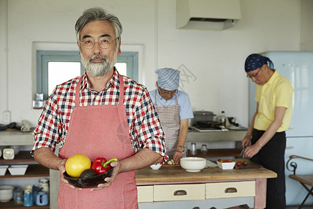 厨房烹饪食物的老年男性形象图片