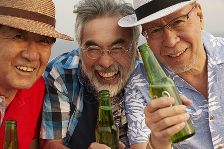 三个快乐的老人聚餐喝酒图片