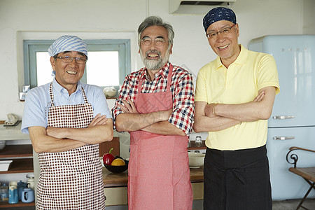 学习烹饪的三个老人图片