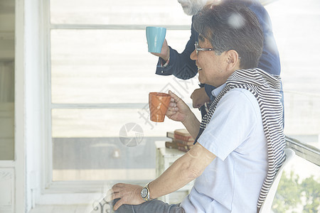 喝茶聊天的商务中老年男性图片