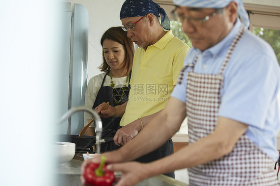 厨房烹饪食物的老年男性图片