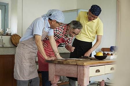 三位年长男子一起烹饪图片