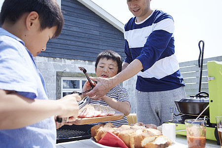 烧烤派对的小孩们在摆弄着食物图片