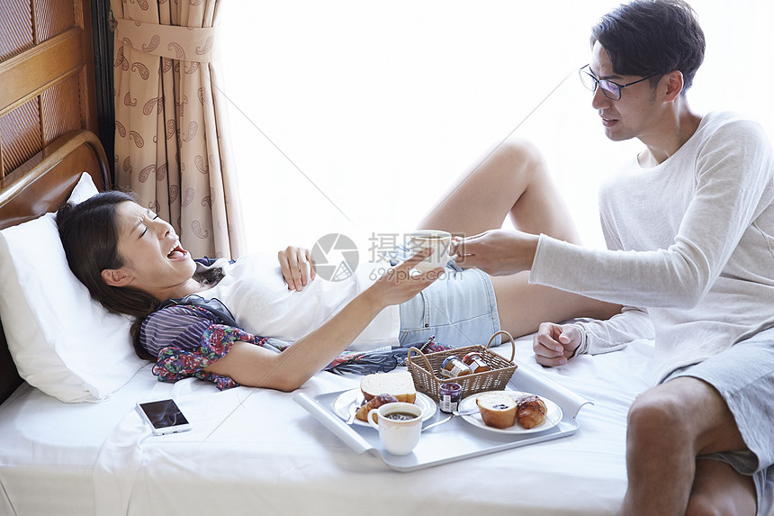 在酒店休息喝饮料的夫妇图片