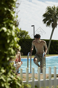 度假游泳池玩耍的男人图片
