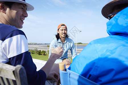 海边聚会的好友图片