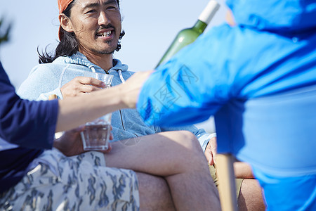 男人们海边的生活图片