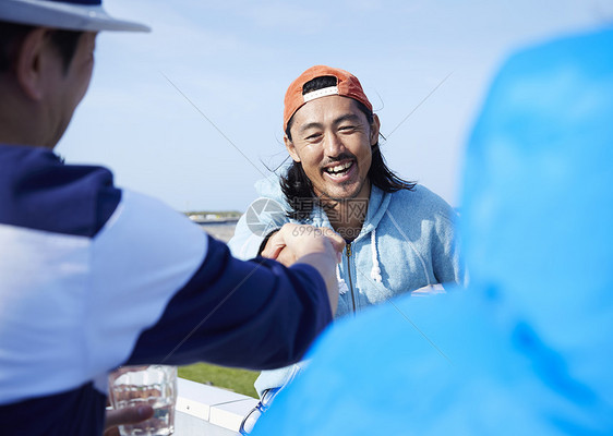 朋友们在海边度假图片