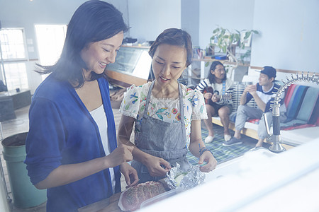 家庭聚会准备料理的女人们图片