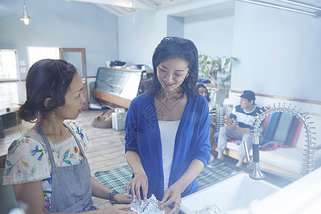 家庭聚会准备料理的女人们图片