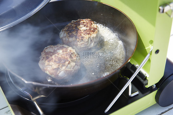 锅内烹饪烧烤肉饼图片