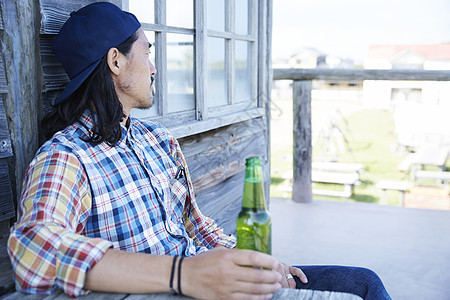 牧场休息喝啤酒的男人图片