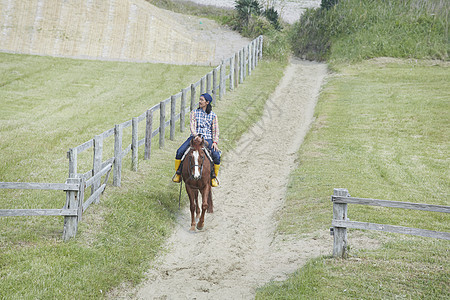 草原牧场骑马的男人图片